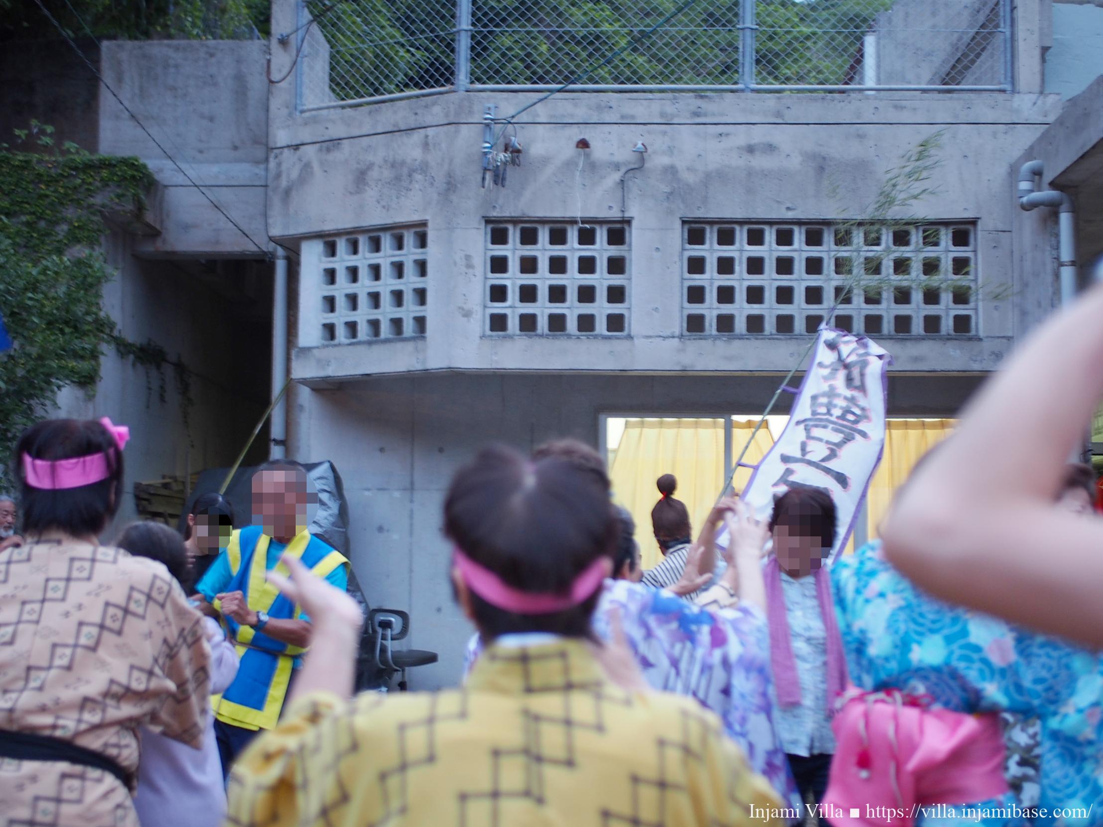 謝名城の豊年踊りで踊る人々の様子