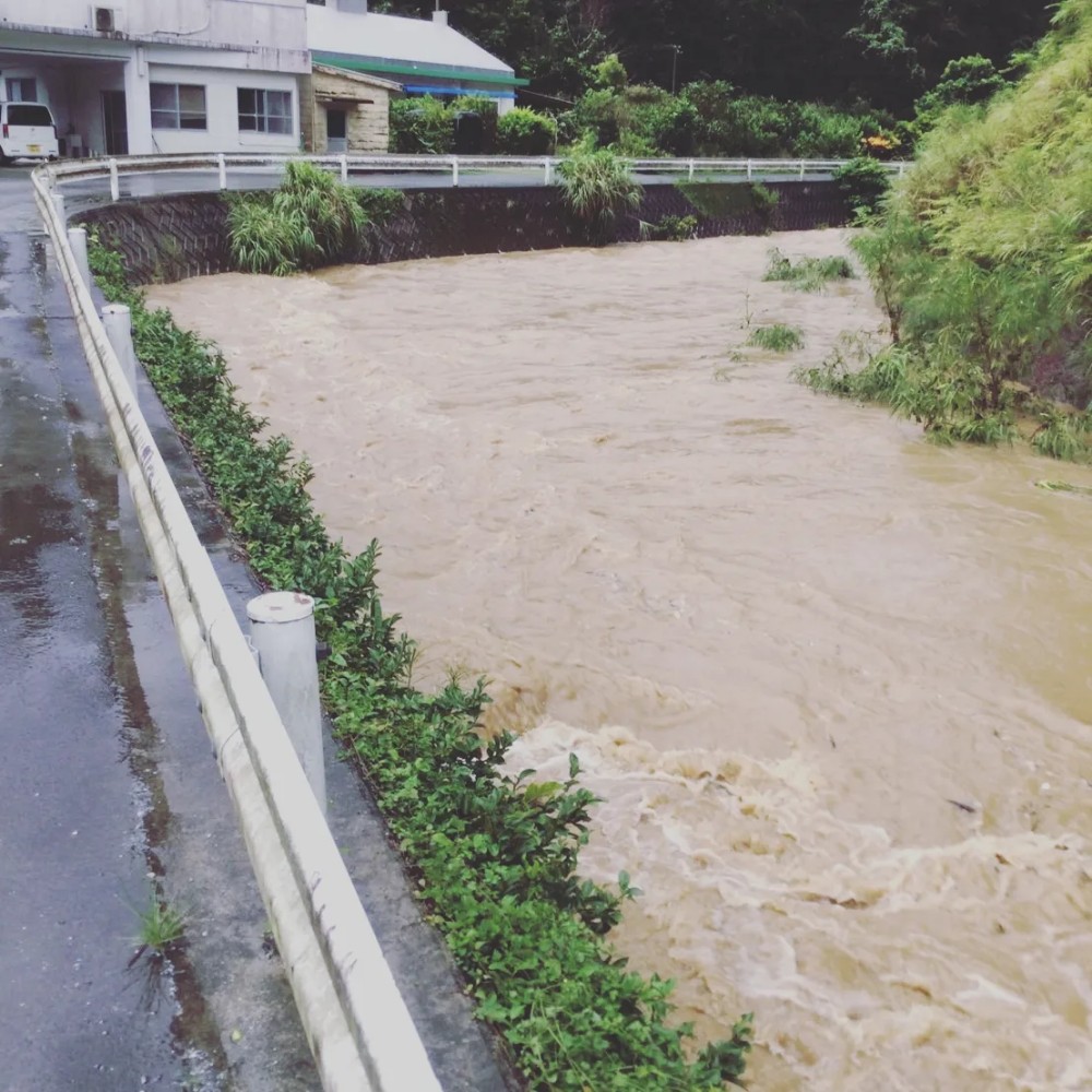 反対方向から見た台風時の謝名城集落の増水した川