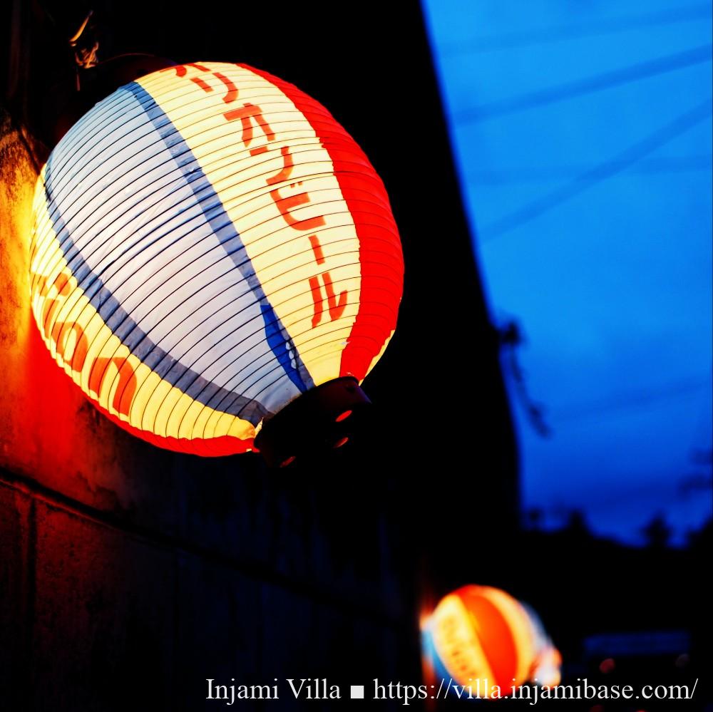 豊年踊りの時期に提灯が灯る謝名城集落の風景