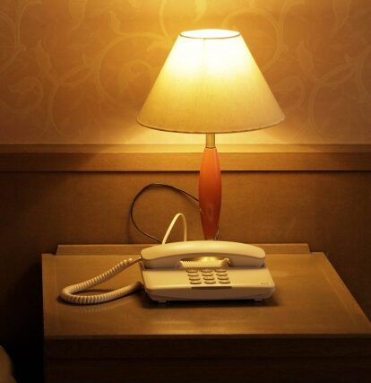 大宜味村周辺で宿泊先を探す方へ向けた、ホテルの客室を思わせるベッドサイドのランプ