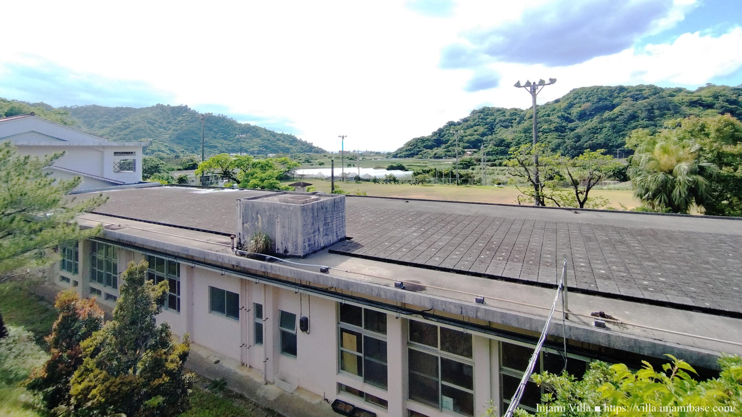 喜如嘉翔学校から喜如嘉集落を見渡す景色。やんばるらしい静かな集落風景