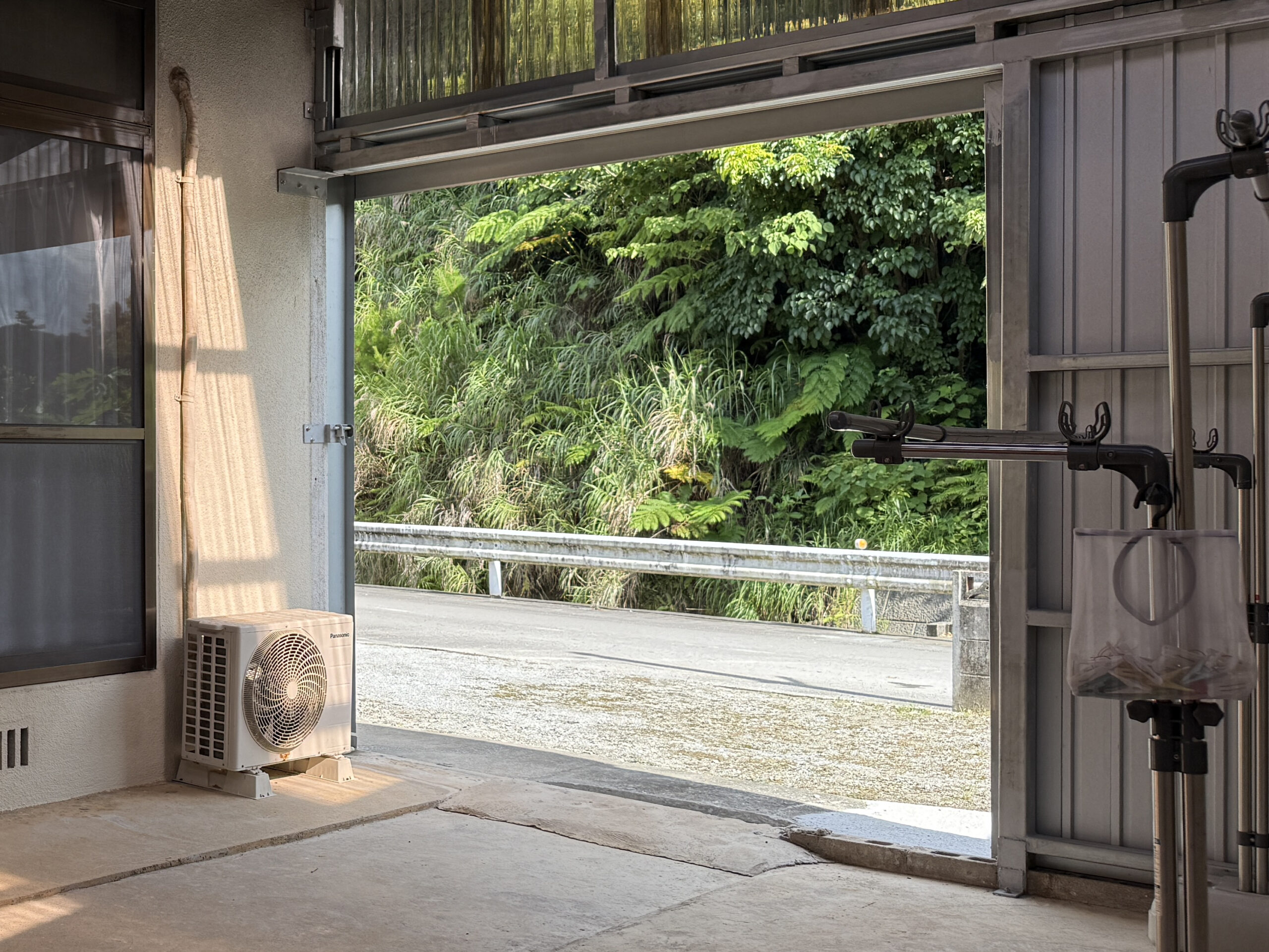 ガレージから表の道路と川を眺めた写真