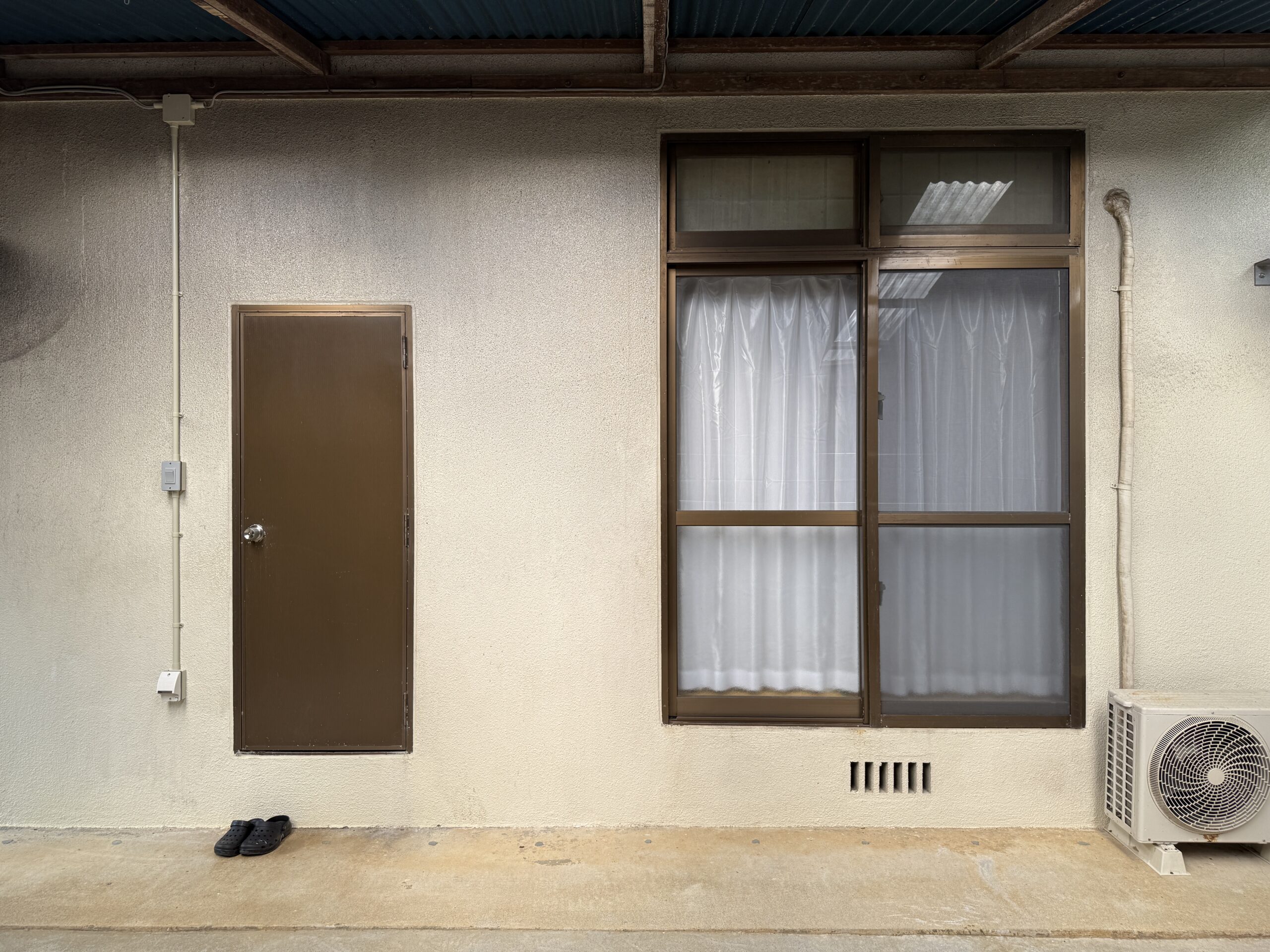 ガレージからお風呂場に続く扉と、寝室の和室に続く掃き出し窓