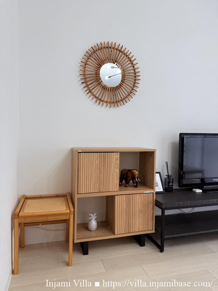 インジャミヴィラに壁掛けした鏡と飾り棚