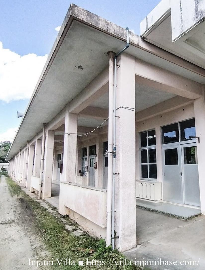 廃校後も残る喜如嘉小学校の校舎と教室の風景