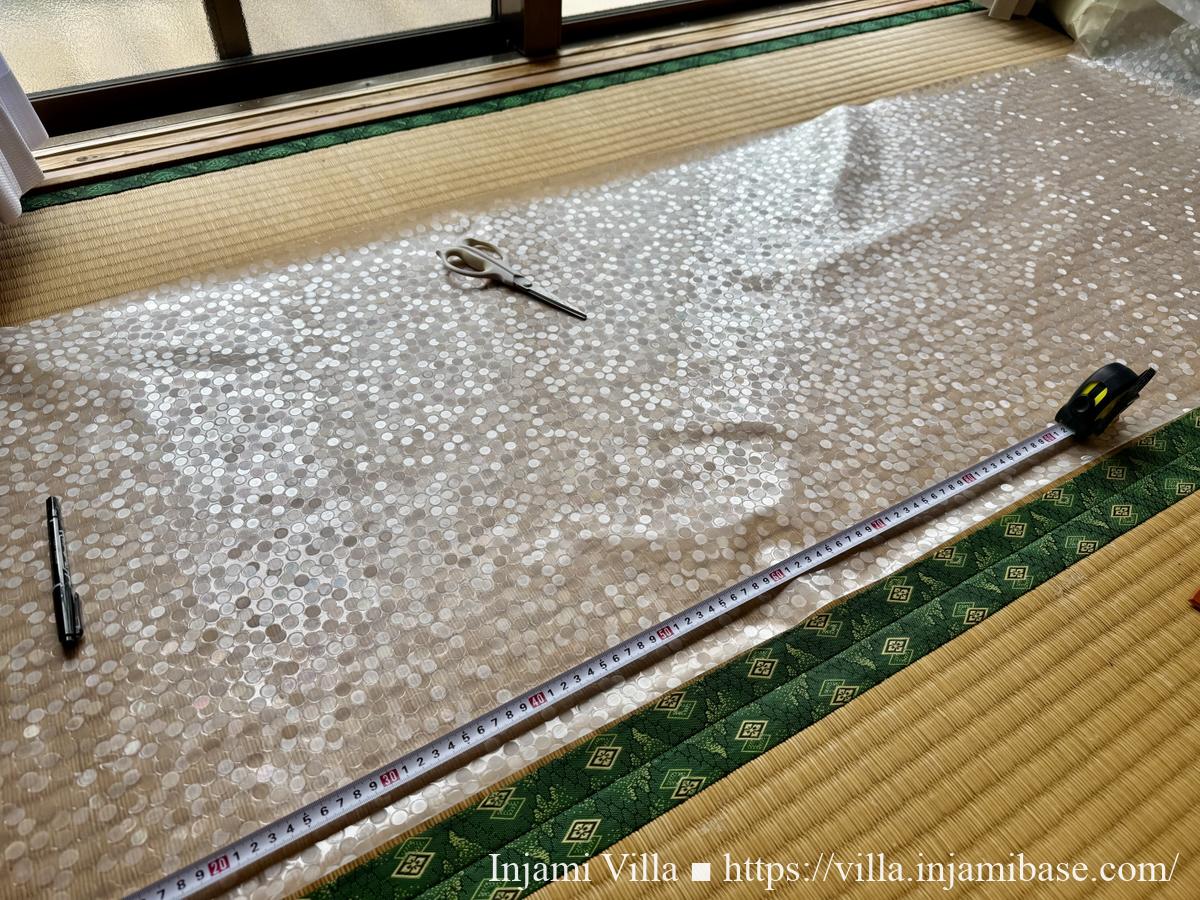 和室の窓に合わせてカットをしている半透明の目隠しシート