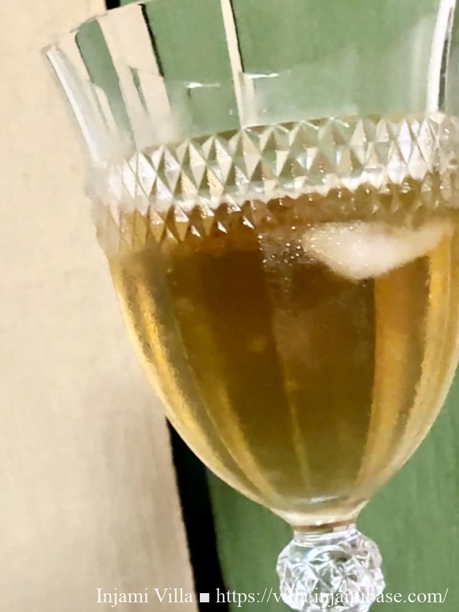 グラスに注いだ琥珀色の自家製カラギ酒